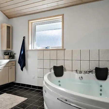 Prázdninový dům Beautiful In With Sauna